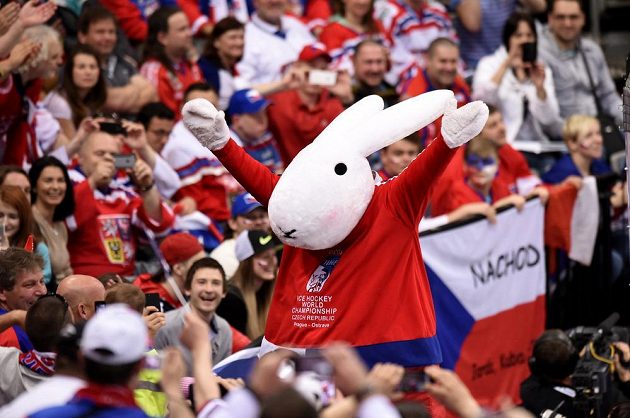 Maskot Bobek během utkání hokejového mistrovství světa mezi Českem a Rakouskem v pražské O2 areně.