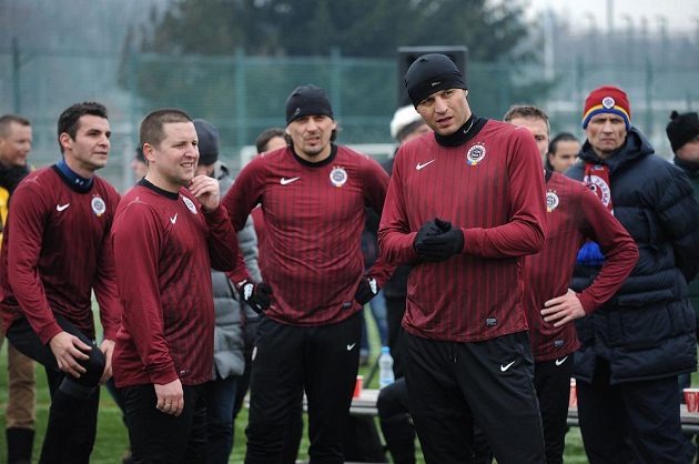 Internacionál Sparty Praha Vratislav Lokvenc (vpředu) během tradičního Silvestrovského derby mezi týmy AC Sparta Praha a SK Slavia Praha.