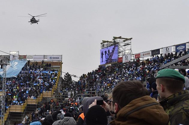 Nad stadiónem za Lužánkami přeletěl před zahájením utkání mezi Brnem a Plzní armádní vrtulník.