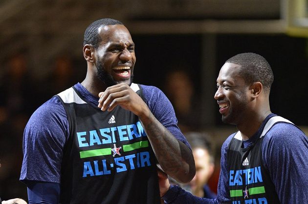 Trénink před dovednostními soutěži Utkání hvězd NBA. Zleva LeBron James a Dwayne Wade, spoluhráči z Miami.
