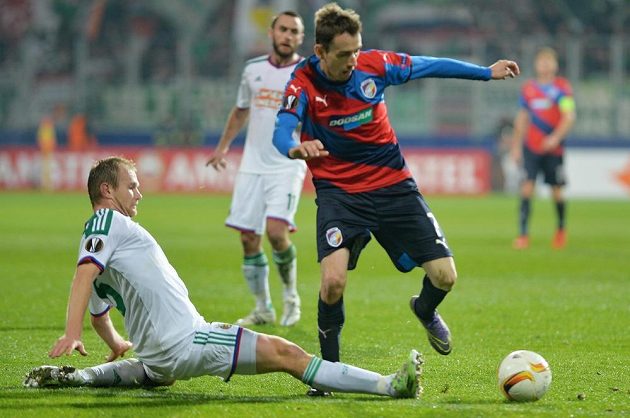 Obránce Rapidu Mario Sonnleitner (vlevo) se snaží zastavit plzeňského Tomáše Hořavu.