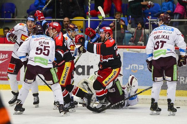  Hráči Hradce Králové (v černém) oslavují gól.