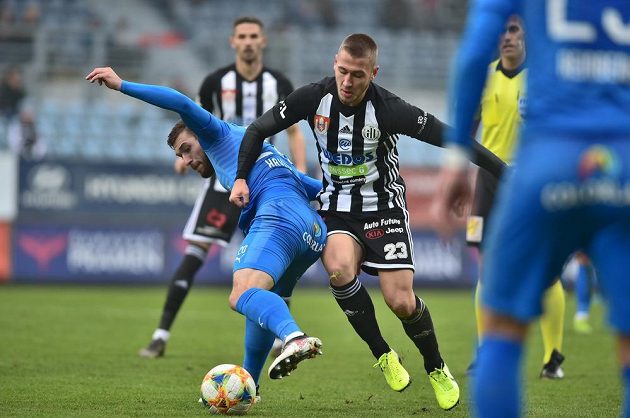 Zleva Marek Havlík ze Slovácka a Filip Havelka z Budějovic v 16. kole fotbalové ligy.
