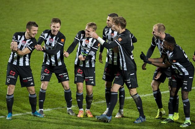 Fotbalisté Českých Budějovic se radují z druhého gólu. Zleva Benjamin Čolič, Matej Mršič, Patrik Čavoš, Petr Javorek, Pavel Novák, Martin Králik a Ubong Ekpai.