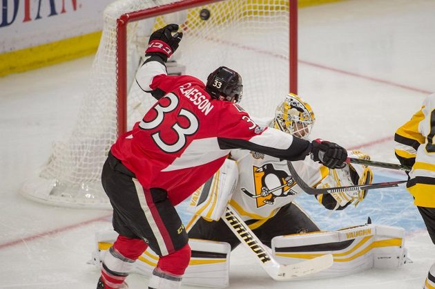Fredrik Claesson jásá poté, co puk po střele spoluhráče Mika Hoffmana skončil v síti branky Pittsburghu.