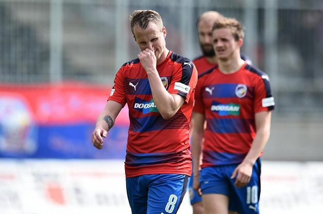 Zklamaní hráči Plzně David Limberský a Jan Kopic po zápase v Jablonci, který skončil 2:2. Plzeň si tak zkomplikovala boj o mistrovský titul.