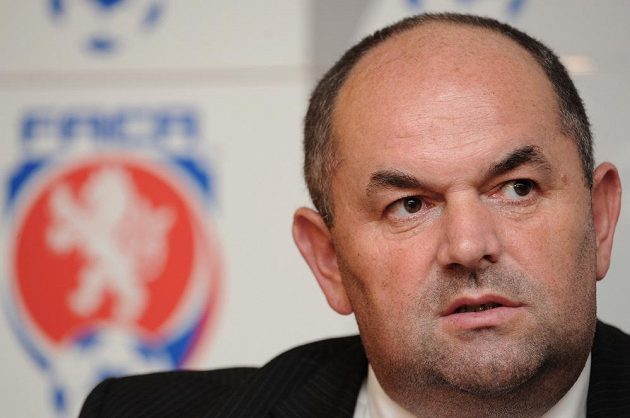 Nově zvolený předseda FAČR Miroslav Pelta během Valné hromady Fotbalové asociace dne 8. června 2013 v hotelu Clarion v Praze.