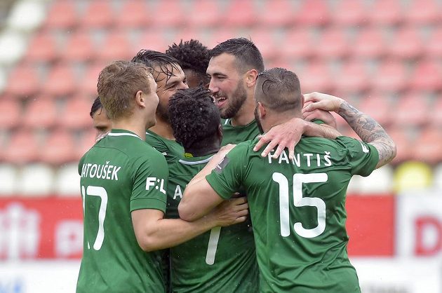 Fotbalisté Příbrami se radují z gólu, který dal Karel Soldát (druhý zprava) do sítě Karviné.
