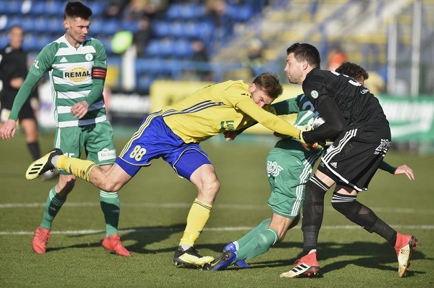 Daniel Krch z Bohemians přihlíží tomu, jak se Tomáš Poznar ze Zlína vrhá směrem ke gólmanovi Klokanů Tomáši Fryštákovi.