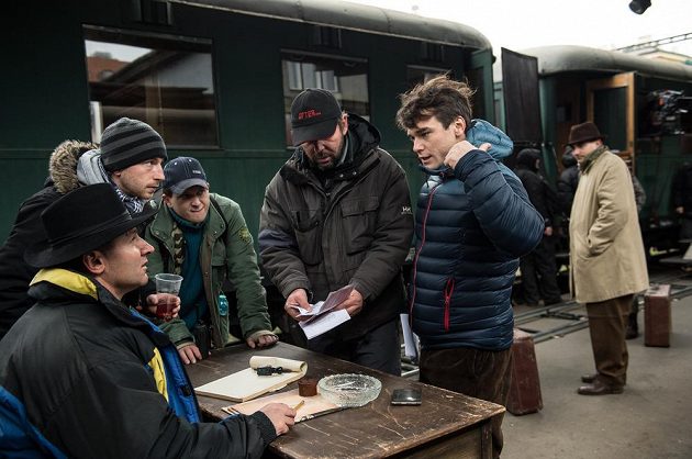 A půjdu tamtím směrem? Vavřinec Hradilek probírá s kolegy chystaný záběr během natáčení filmu Tenkrát v ráji.