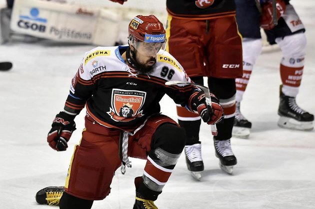 Hradecký útočník Richard Jarůšek se raduje z gólu proti Pardubicím v zápase 18. kola hokejové Tipsport extraligy.