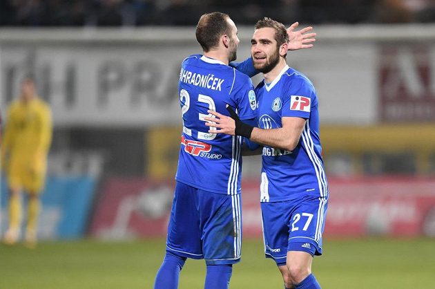 Olomoucká radost v duelu se Spartou. Vedoucí gól Hanáků vstřelil obránce Sladký (vpravo), jemuž gratuluje spoluhráč Zahradníček.