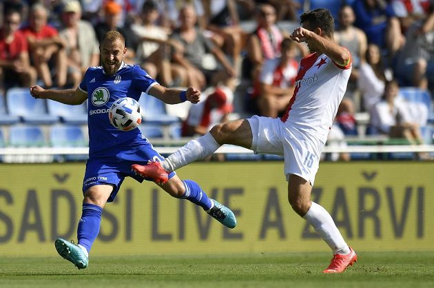 Utkání 4. kola první fotbalové ligy: FK Mladá Boleslav - Slavia Praha, 14. srpna 2021 v Mladé Boleslavi. Zleva Jiří Skalák z Boleslavi a Ondřej Kúdela ze Slavie.