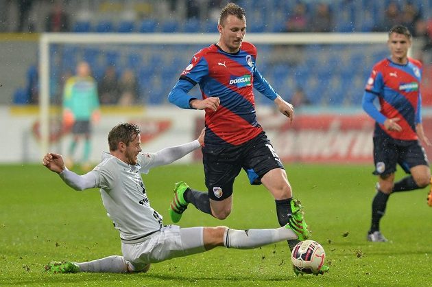 Renars Rode (vlevo) z Olomouce a Michael Krmenčík z Plzně v úvodním duelu čtvrtfinále MOL Cupu.