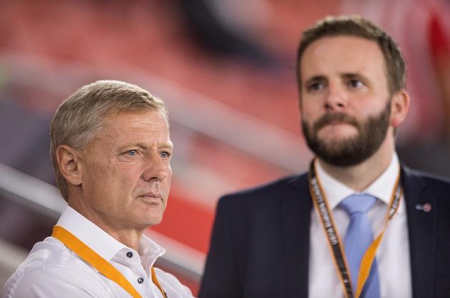 Kouč Sparty Zdeněk Ščasný a člen představenstva Jakub Otava po prohraném zápase EL v Southamptonu.