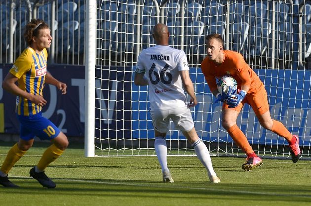 Zleva Filip Souček z Opavy, Marek Janečka z Karviné a opavský brankář Vilém Fendrich.