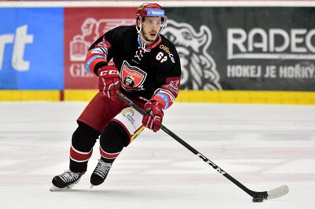 Martin Látal z Hradce Králové v akci během nedělního extraligového utkání 16. kola s Litvínovem.