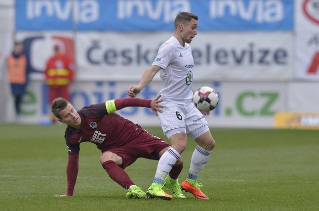 Lukáš Mareček ze Sparty a Adam Jánoš z Boleslavi behěm utkání 20. kola nejvyšší fotbalové soutěže.
