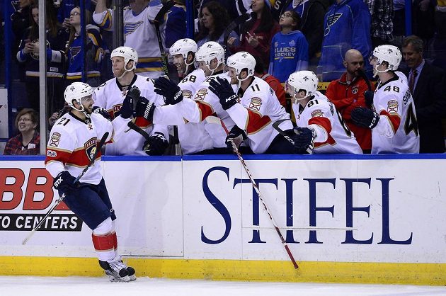 Vincent Trocheck (21) z Floridy přijímá gratulace spoluhráčů, mj. i od Jaromíra Jágra (68) po vítězném gólu proti St. Louis.