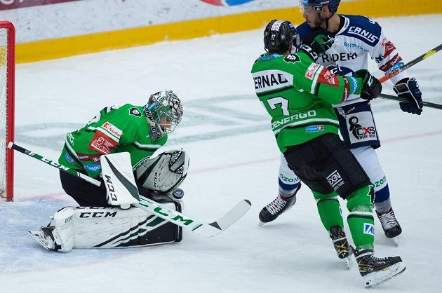 Brankář Mladé Boleslavi Gašper Krošelj zasahuje v utkání s Vítkovicemi. Situaci sleduje jeho spoluhráč David Bernad a vítkovický Dominik Lakatoš.