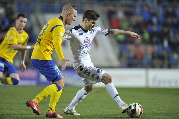 Záložník Slovácka Michal Trávník (vpravo) v souboji s Jakubem Horou z Teplic v předehrávce 23. kola Synot ligy.