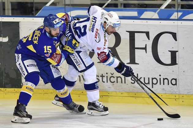Martin Matějíček ze Zlína (vlevo) se snaží vypíchnout puk kapitánovi Komety Leoši Čermákovi v zápase 14. kola Tipsport extraligy.
