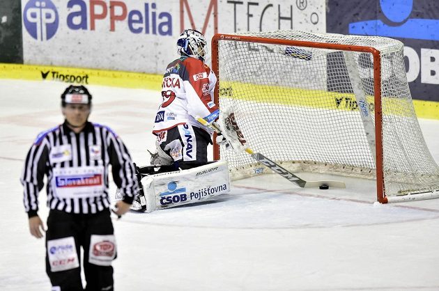Brankář Martin Růžička z Pardubic po inkasovaném gólu v utkání baráže s Jihlavou.