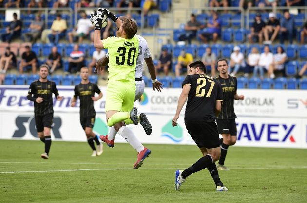 U míče zleva brankář Jablonce Vlastimil Hrubý, Rigino Cicilia ze Slovácka a Vojtěch Kubista z Jablonce.