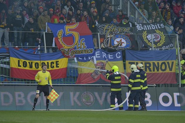 Při utkání Mladá Boleslav - Sparta musela být hra na chvíli přerušena kvůli zapáleným dýmovnicím v sektoru fanoušků hostů.