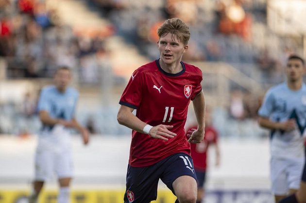 Český fotbalista Pavel Šulc v utkání skupiny G kvalifikace na ME 2023 fotbalistů do 21 let se Slovinskem.