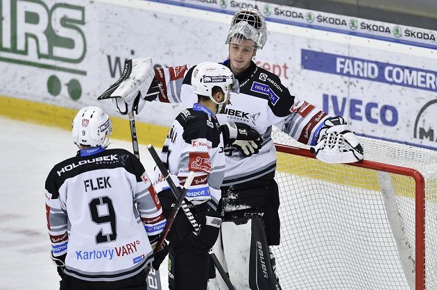 Hokejisté Karlových Varů (zleva) Jakub Flek, Dominik Graňák a Jan Bednář po inkasovaném gólu.