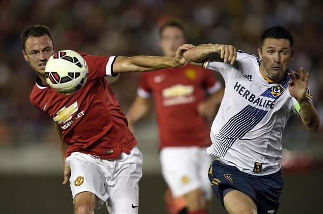 Obránce Manchesteru United Jonny Evans (vlevo) v souboji s útočníkem Los Angeles Galaxy Keanem.
