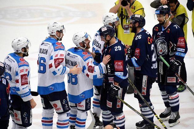 Hráči Chomutova (vlevo) a Liberce se loučí po skončení semifinále play off extraligy. Pro hokejové Piráty sezóna skončila, Tygry z Liberce čeká bitva o titul.