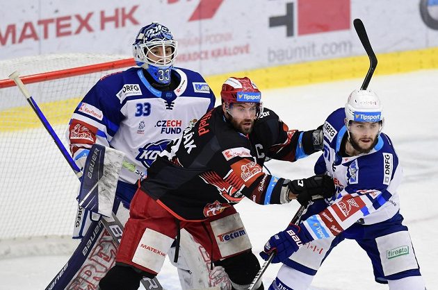 Brankář Lukáš Klimeš (vlevo) a Jakub Zbořil (vpravo) z Brna a Radek Smoleňák z Hradce Králové.