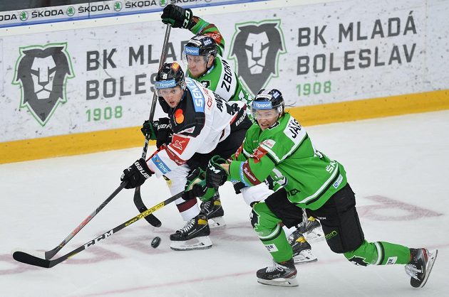 Zleva Tomáš Pavelka ze Sparty, Adam Zbořil a Joona Jääskeläinen z Mladé Boleslavi v akci během utkání hokejové extraligy.