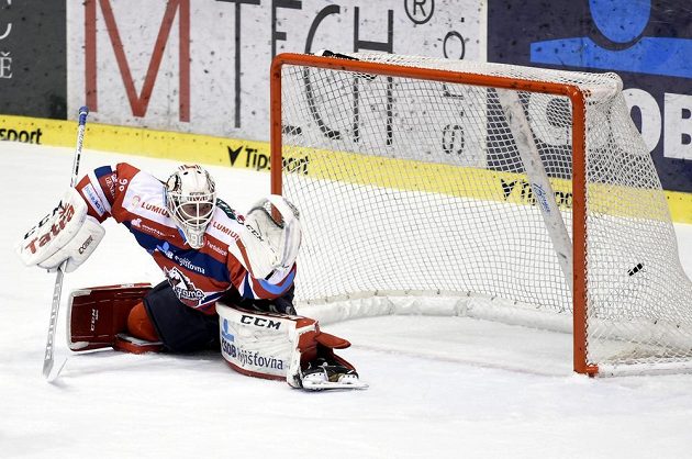 Brankář Ondřej Kacetl z Pardubic inkasuje první branku v utkání 34. kola ELH od Komety Brno.