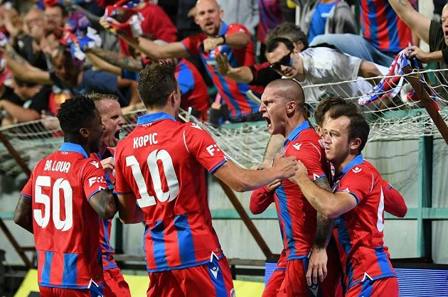 Zdeněk Ondrášek (druhý zprava) slaví s plzeňskými spoluhráči gól vstřelený Bohemians.