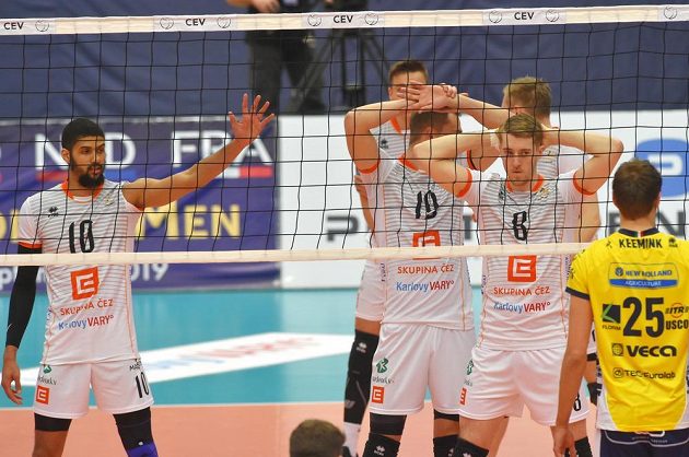 Utkání závěrečného 6. kola skupiny B volejbalové Ligy mistrů VK Karlovarsko - Modena. Zleva Jalen Penrose, Marek Zmrhal, Trent O'Dea, všichni z Karlových Varů, a Wessel Keemink z Modeny.