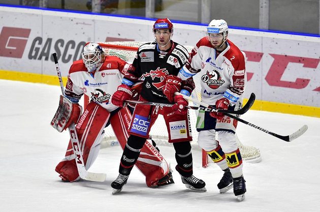 Brankář Pardubic Pavel Kantor, Wojciech Wolski z Třince a Juraj Mikuš z Pardubic.