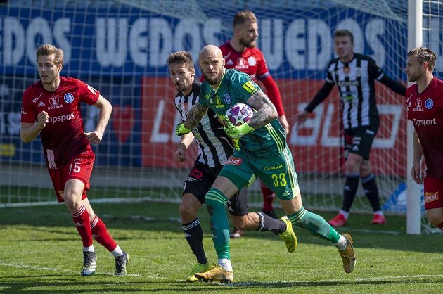 Zleva Ondřej Zmrzlý z Olomouce, Patrik Brandner z Českých Budějovic a brankář Olomouce Matúš Macík.