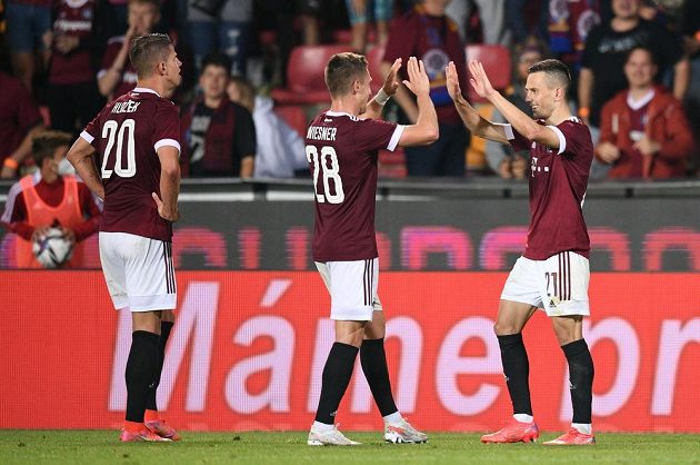 Sparťanská euforie po druhém gólu v síti Rapidu Vídeň v utkání 2. předkola Ligy mistrů. Slaví Hložek, Wiesner a autor branky Pešek.