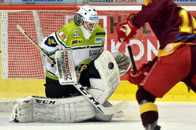 Aleš Jergl z Jihlavy se snaží překonat karlovarského brankáře Tomáše Závorku v zápase 7. kola baráže o extraligu.