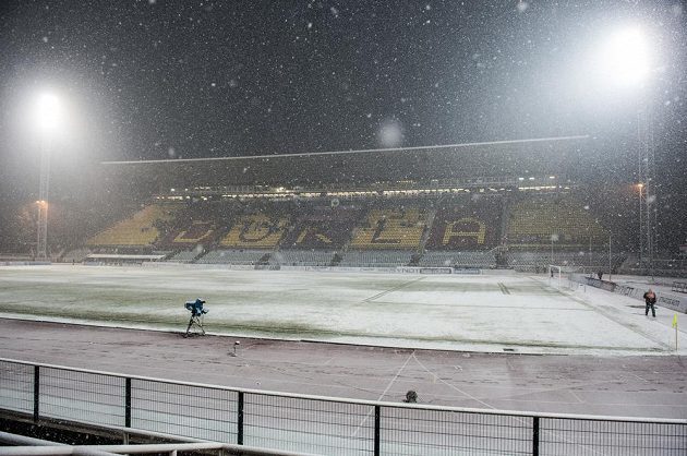 Zasněžený stadión Juliska během odloženého utkání 19. kola Synot ligy mezi Duklou Praha a Spartou Praha.