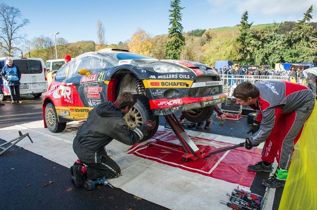 Ford Fiesta WRC Martina Prokopa v péči mechaniků.
