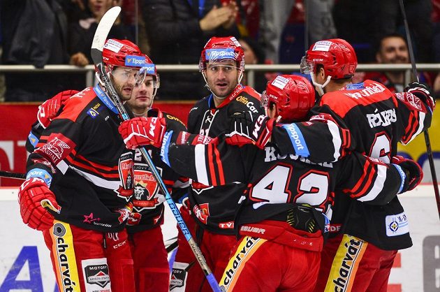  Střelec gólu Tomáš Vincour (vlevo) oslavuje se spoluhráči z Hradce Králové.