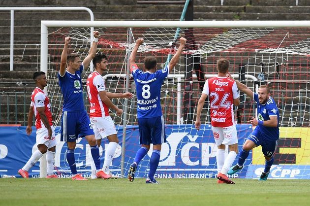 Fotbalisté Mladé Boleslavi se radují po gólu Jířího Skaláka ve vršovickém Ďolíčku, kde byly jejich soupeřem Pardubice.