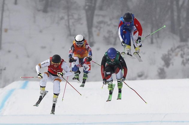Česká skikrosařka Nikol Kučerová (druhá zleva) se statečně prala se silnými soupeřkami ve čtvrtfinále olympijského závodu. Nakonec ale skončila poslední.