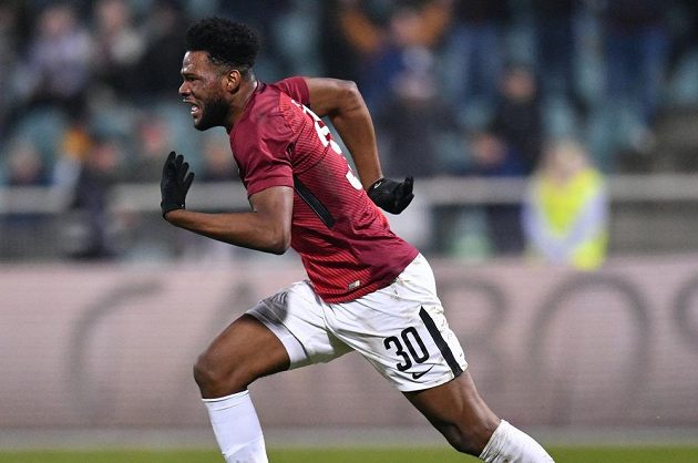 Sparťanský útočník Benjamin Tetteh se raduje poté, co vstřelil na Julisce třetí gól.