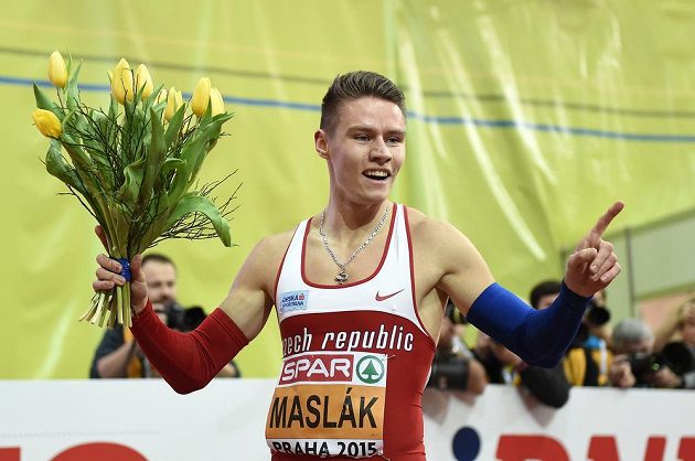 Pavel Maslák oslavuje zlato ve finále 400 m během halového mistrovství v atletice v O2 areně v Praze.
