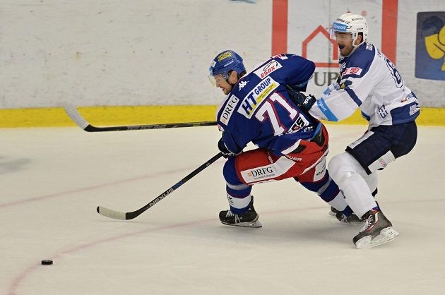 Brněnský obránce Tomáš Malec (vlevo) a plzeňský útočník Miroslav Preisinger v zápase 20. kola hokejové Tipsport extraligy.